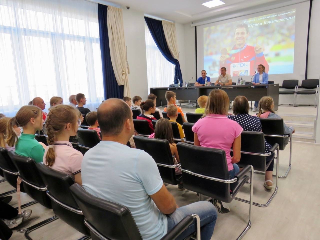 Встреча юных легкоатлетов со спортивным директором ВФЛА, олимпийским чемпионом Юрием Борзаковским.